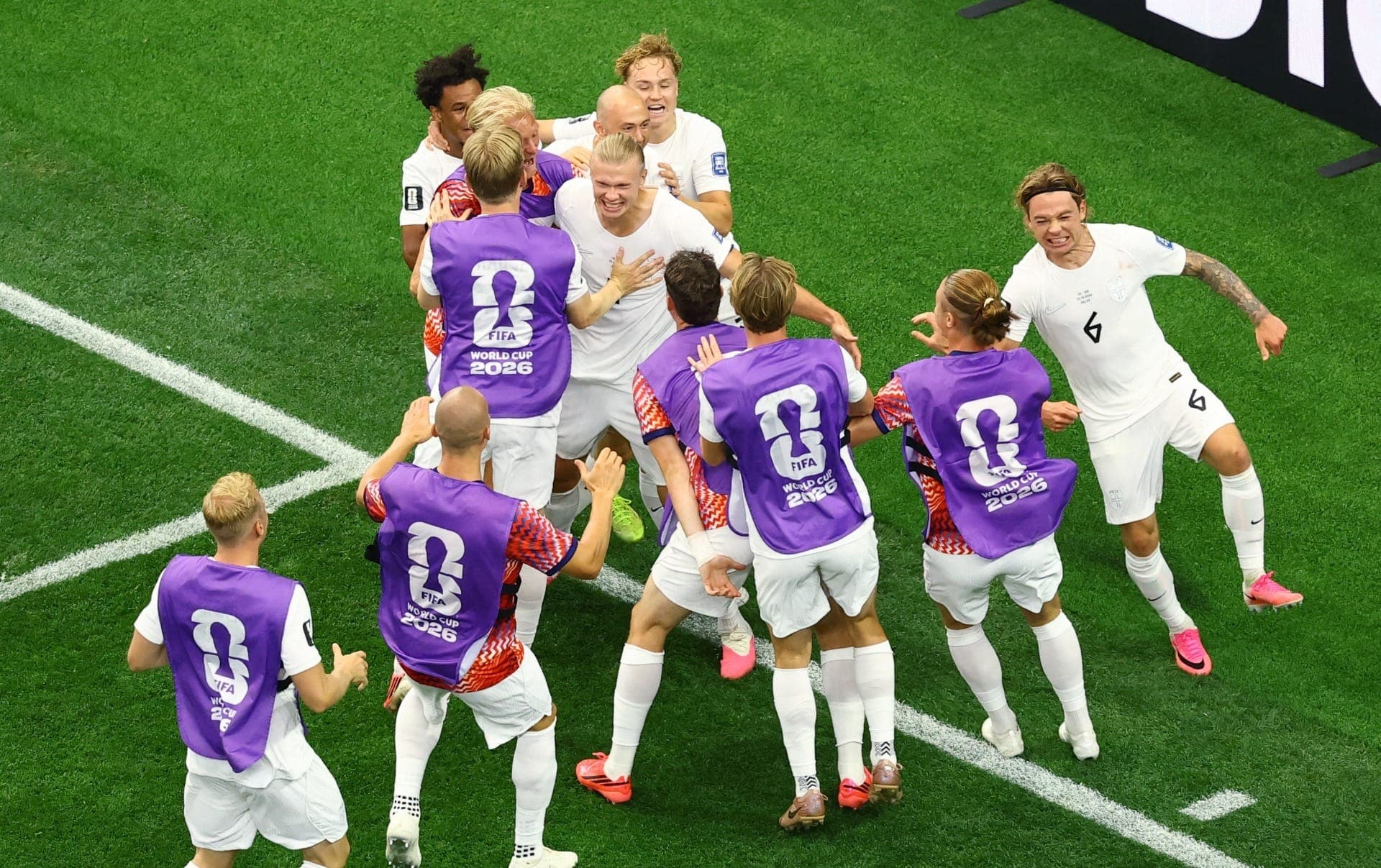 Erling Haaland, da Noruega, comemora o segundo gol da equipe com seus companheiros.