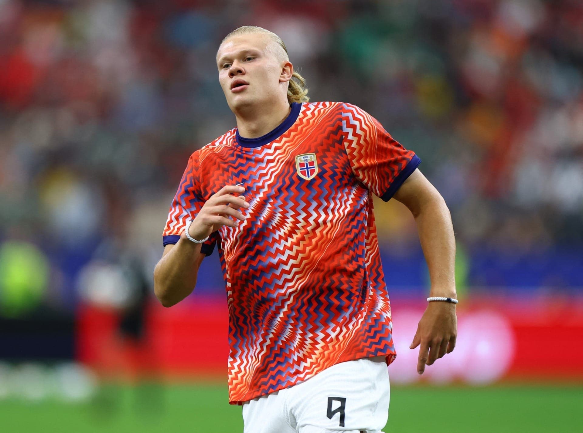 Erling Haaland, da Noruega, durante o aquecimento antes da partida.