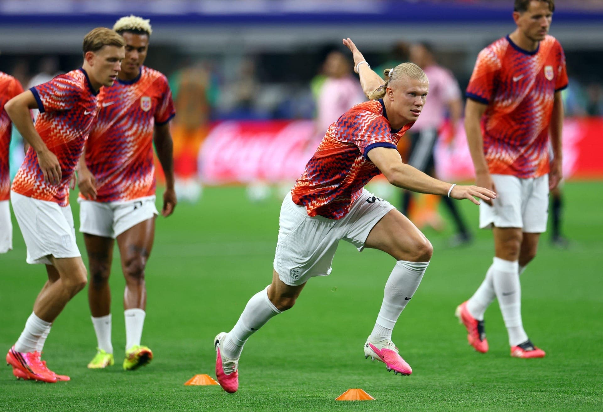 Erling Haaland, da Noruega, durante o aquecimento antes da partida.