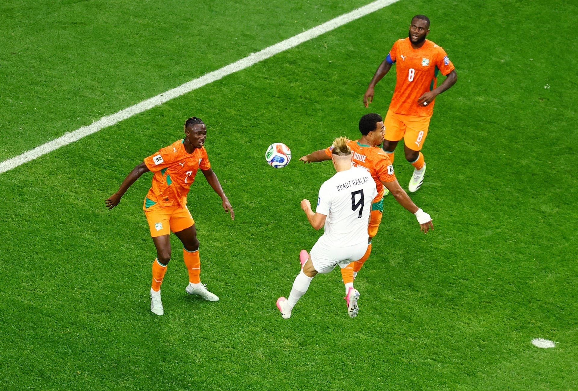 Erling Haaland, da Noruega, em ação contra Guela Doue, da Costa do Marfim.