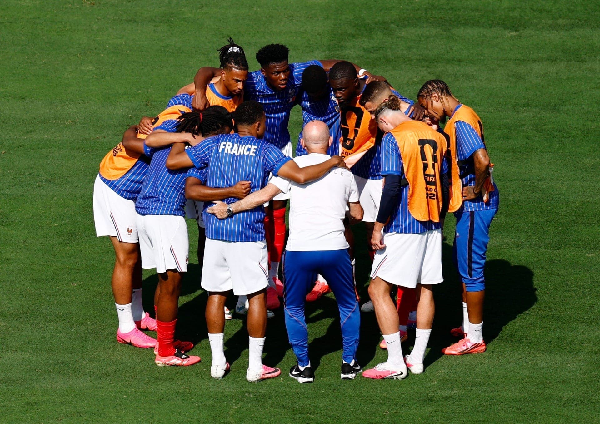 Jogadores da França se reúnem durante o aquecimento antes da partida.