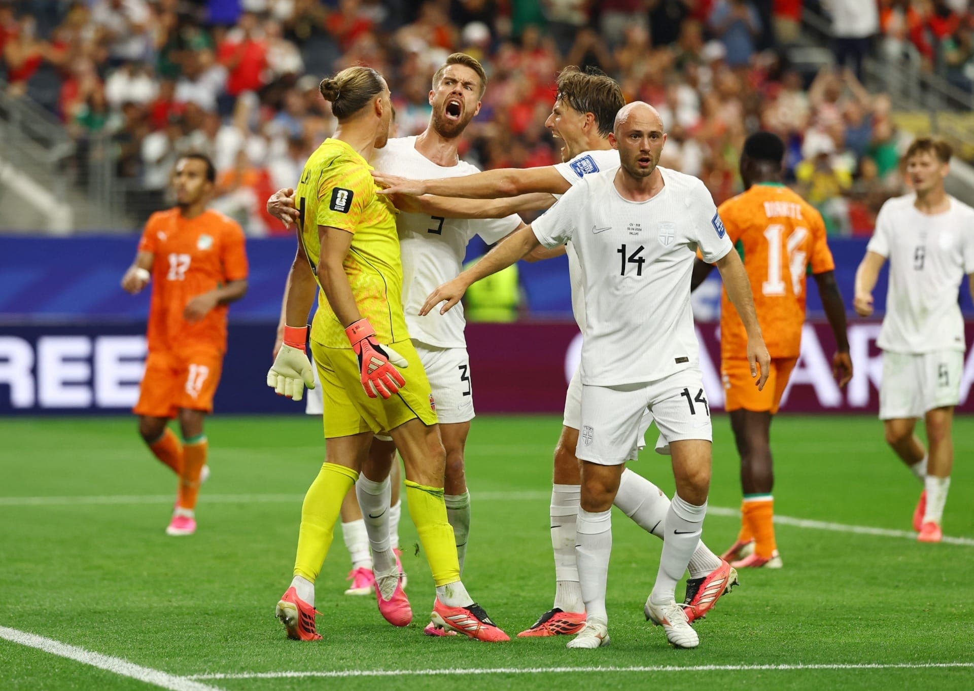 Kristoffer Ajer e seus companheiros de equipe comemoram a classificação da Noruega para as oitavas de final da Copa do Mundo após a partida.