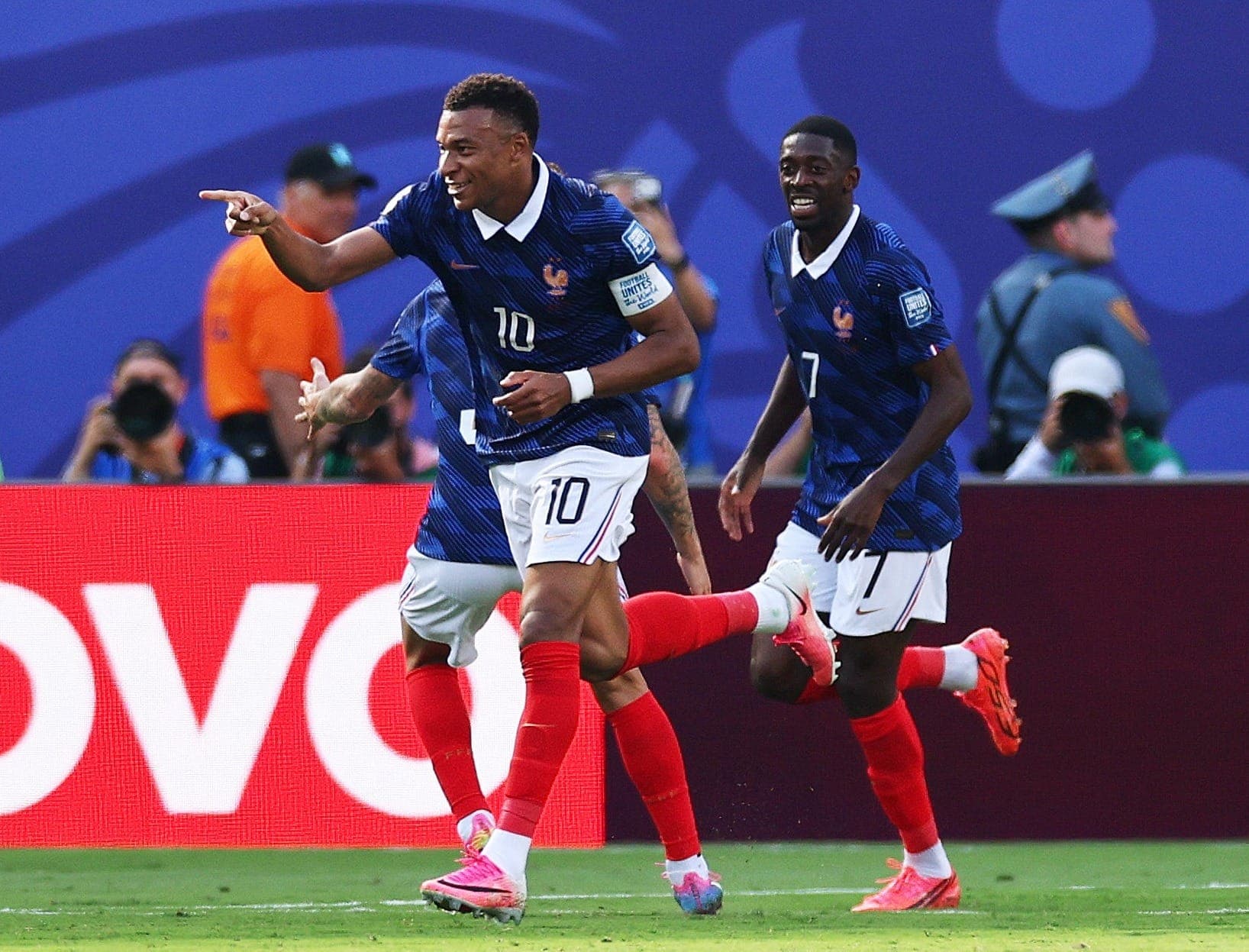 Kylian Mbappé, da França, comemora o primeiro gol da equipe com Ousmane Dembélé.