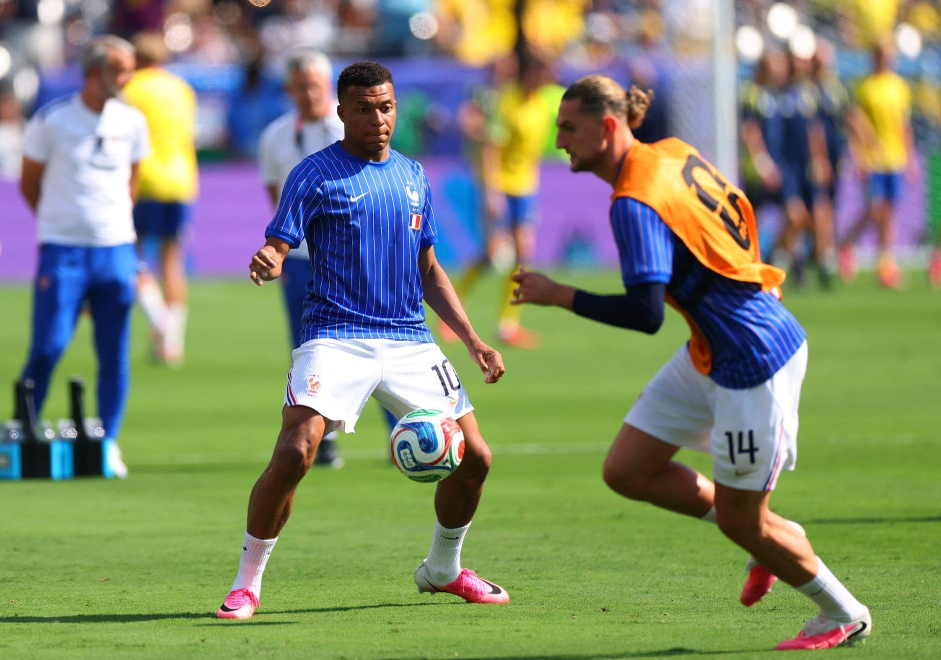 Kylian Mbappé, da França , durante o aquecimento antes da partida.
