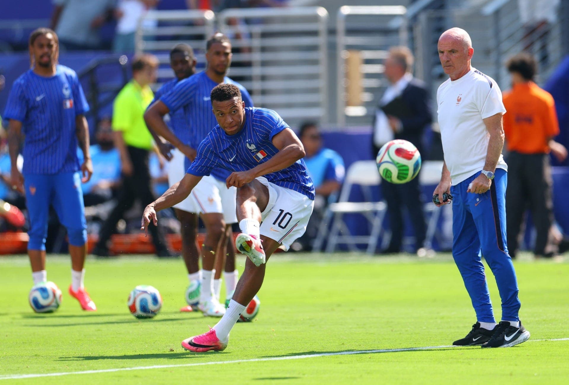 Kylian Mbappé, da França , durante o aquecimento antes da partida.