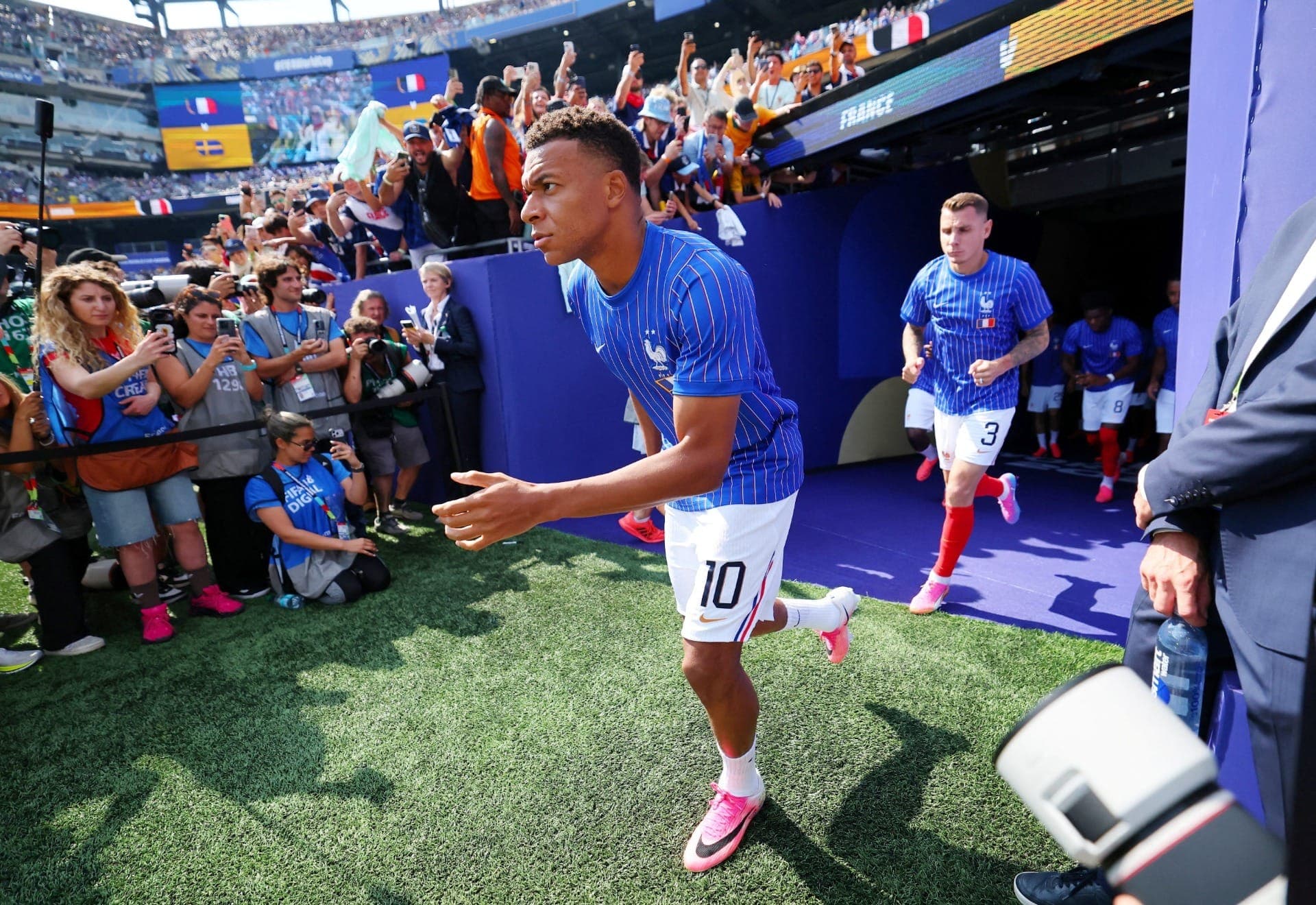 Kylian Mbappé, da França , entra em campo para o aquecimento antes da partida.