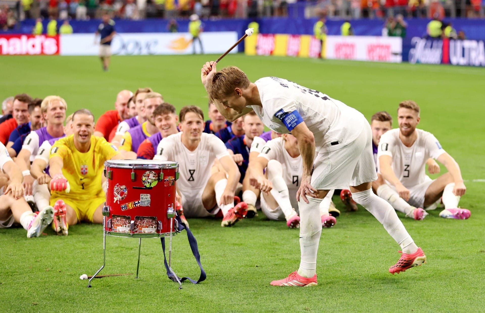 Martin Odegaard, da Noruega, toca tambor enquanto os jogadores fazem a Dança Viking após a partida, que garantiu a classificação da Noruega para as oitavas de final da Copa do Mundo.