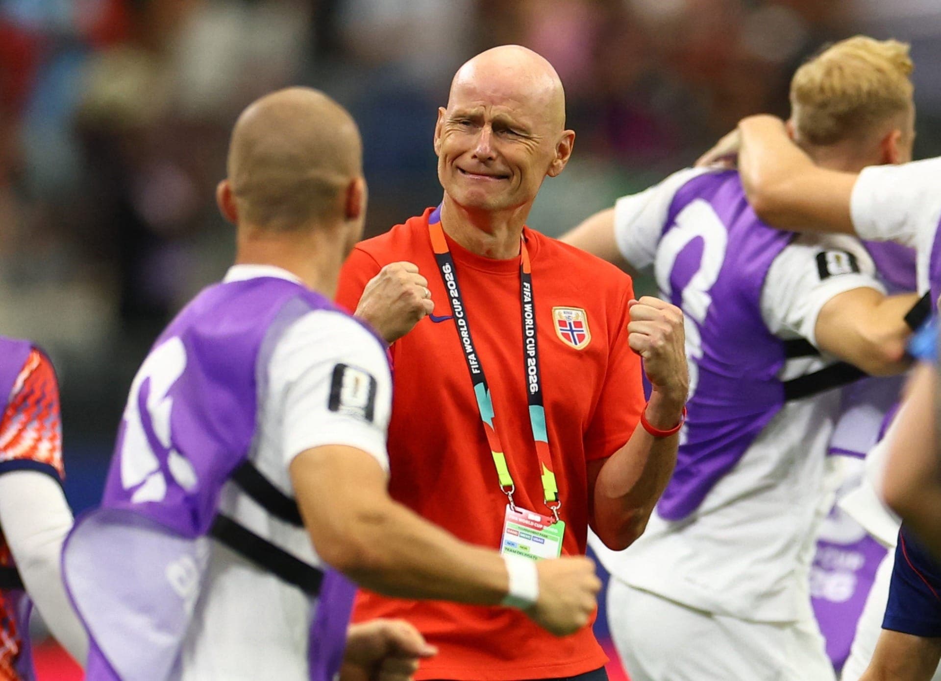 O técnico da Noruega, Stäle Solbakken, comemora após a partida.