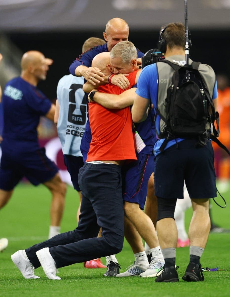 O técnico da Noruega, Stäle Solbakken, comemora após a partida com sua comissão técnica.