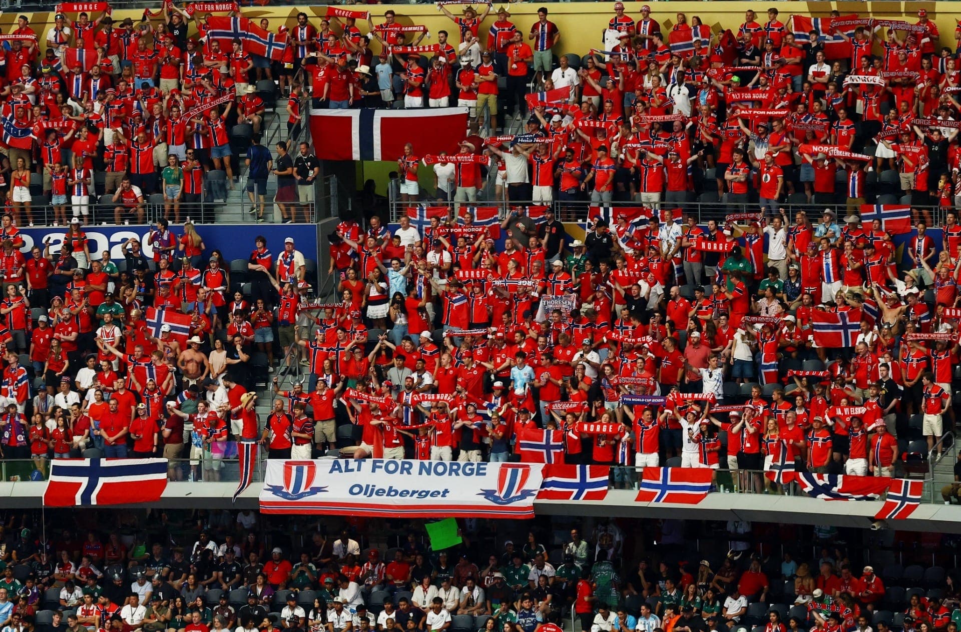 Torcedores da Noruega dentro do estádio antes da partida.