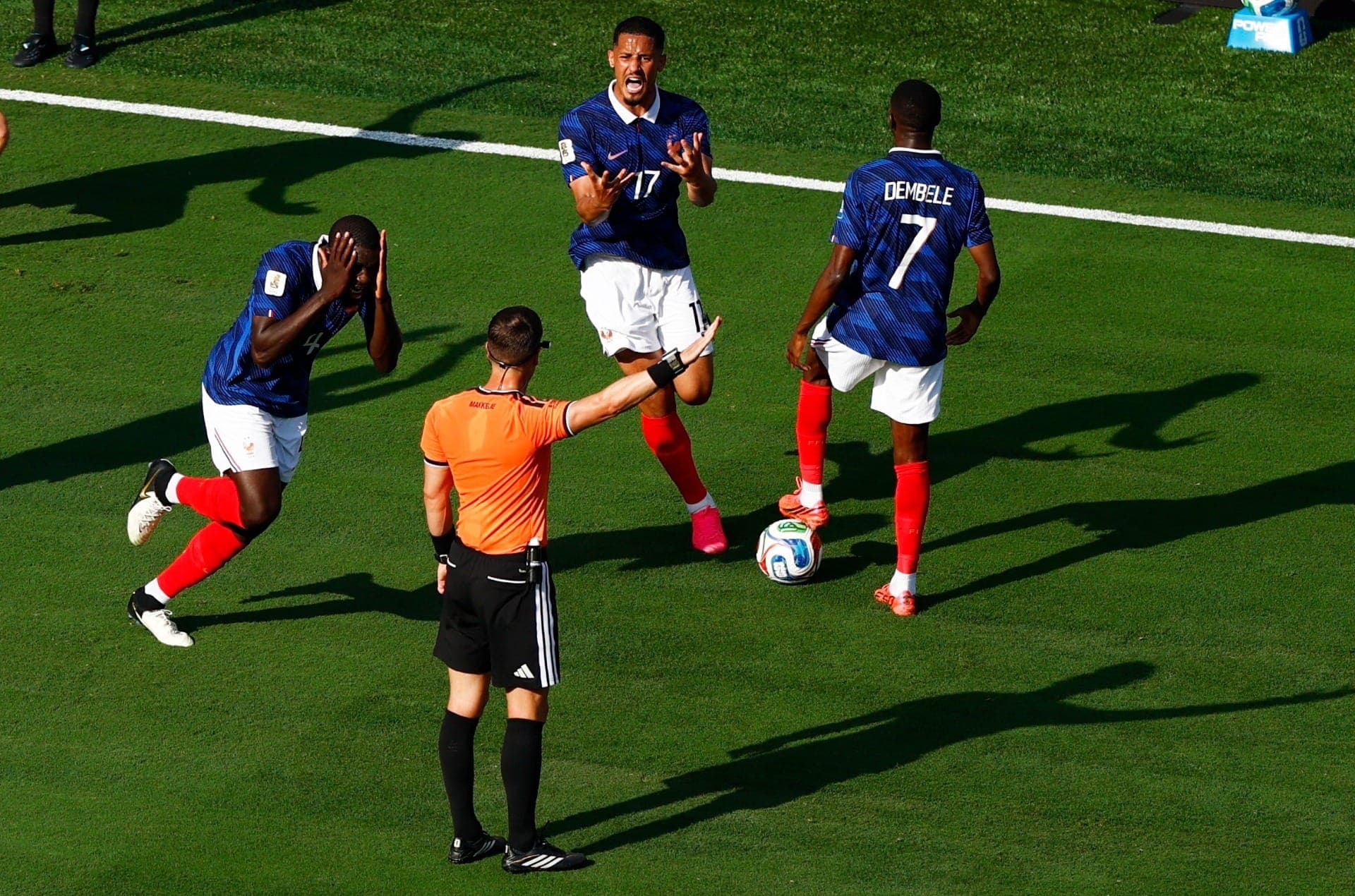 William Saliba e Dayot Upamecano, da França , reagem ao sinal do árbitro Danny Makkelie.