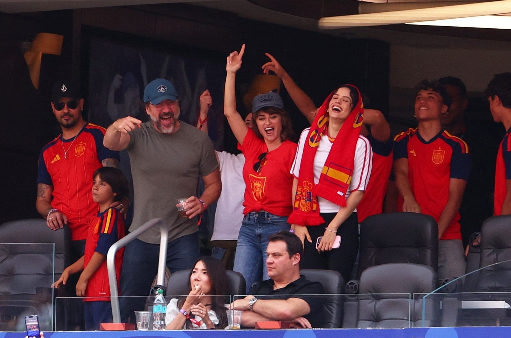 Penélope Cruz, Javier Bardem e Rosalía vibram com gol da Espanha no estádio