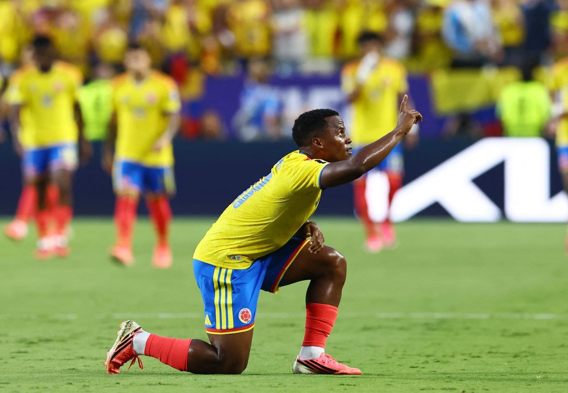 Jhon Arias, da Colômbia , comemora o primeiro gol da equipe.