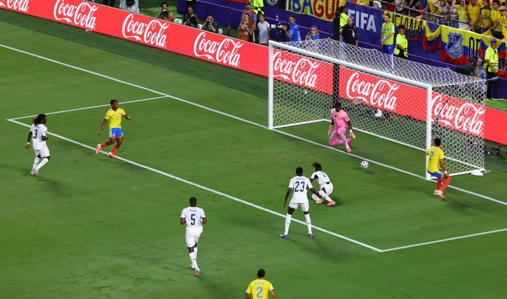 Jhon Arias, da Colômbia , marca o primeiro gol.