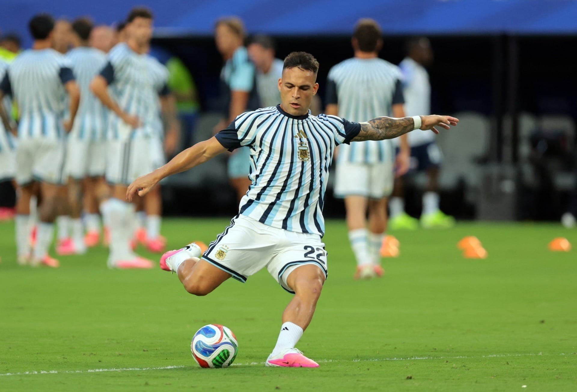 Lautaro Martínez, da Argentina , durante o aquecimento antes da partida.