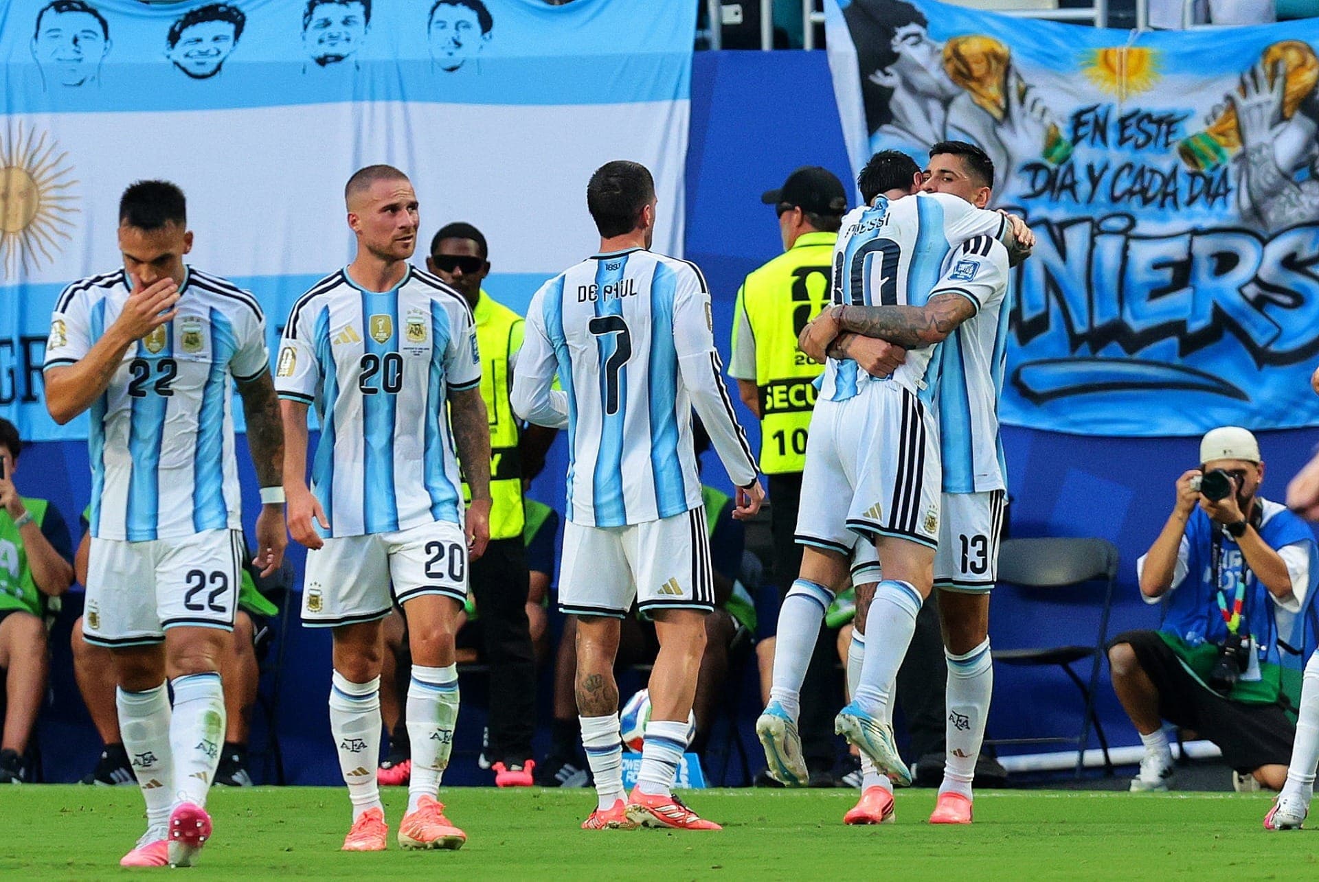 Lionel Messi, da Argentina , comemora o primeiro gol da equipe com Cristian Romero.