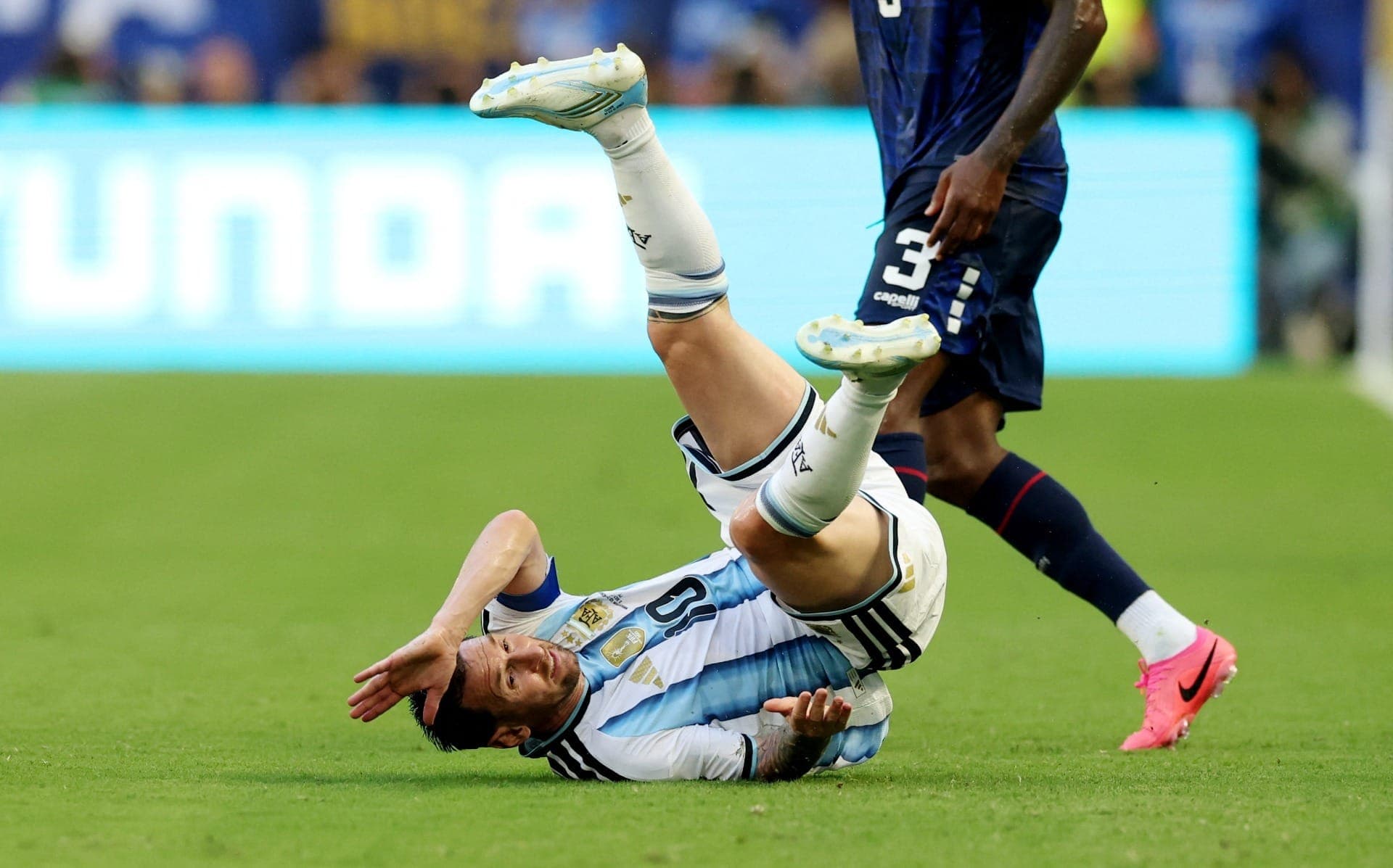 Lionel Messi, da Argentina , em ação com Diney Borges, de Cabo Verde.