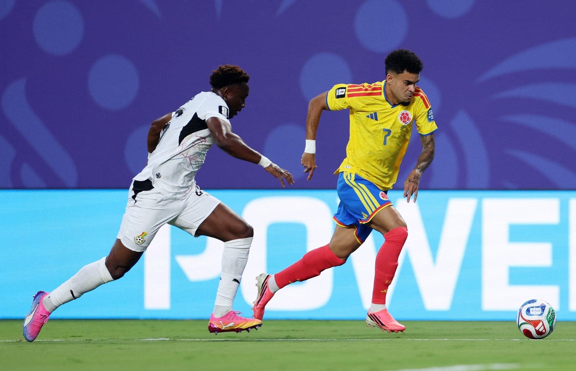 Luis Díaz, da Colômbia , em ação com Marvin Senaya, de Gana.