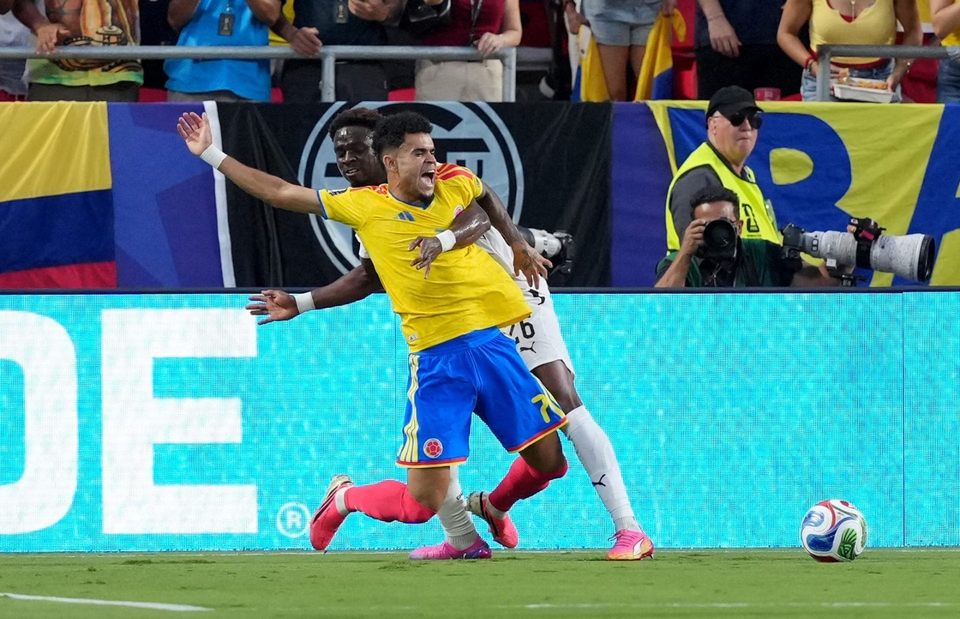 Luis Diaz, da Colômbia , em ação com Marvin Senaya, de Gana