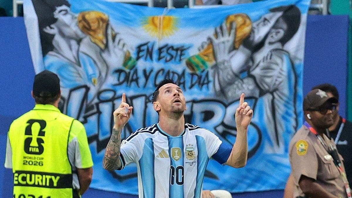 Messi comemora gol sobre Cabo Verde