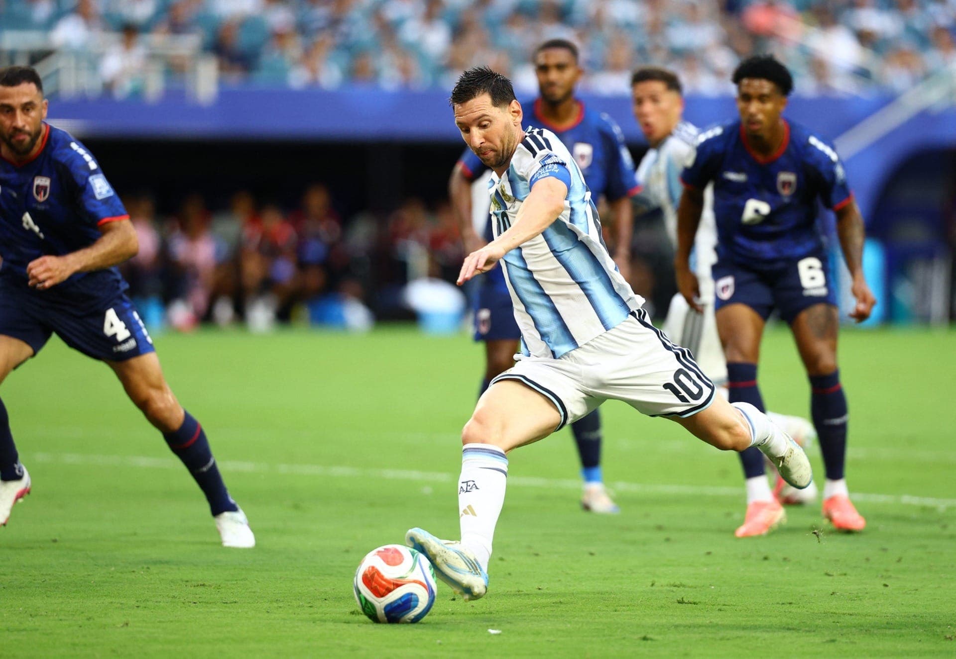 Messi em jogo contra Cabo Verde na Copa do Mundo
