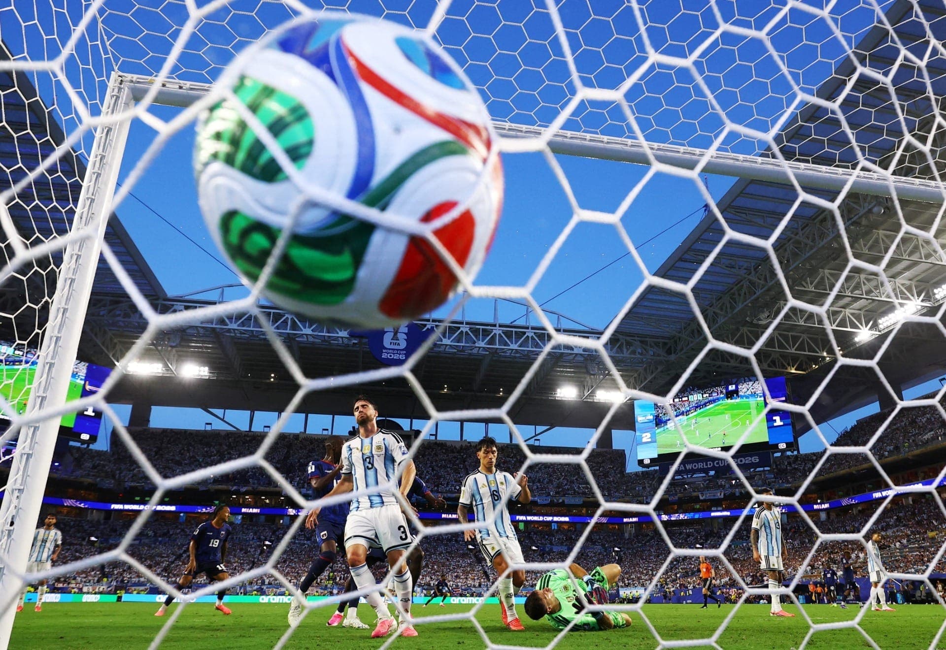 Nicolás Tagliafico, da Argentina , demonstra desânimo após Sidny Lopes Cabral, de Cabo Verde, marcar o segundo gol da equipe.