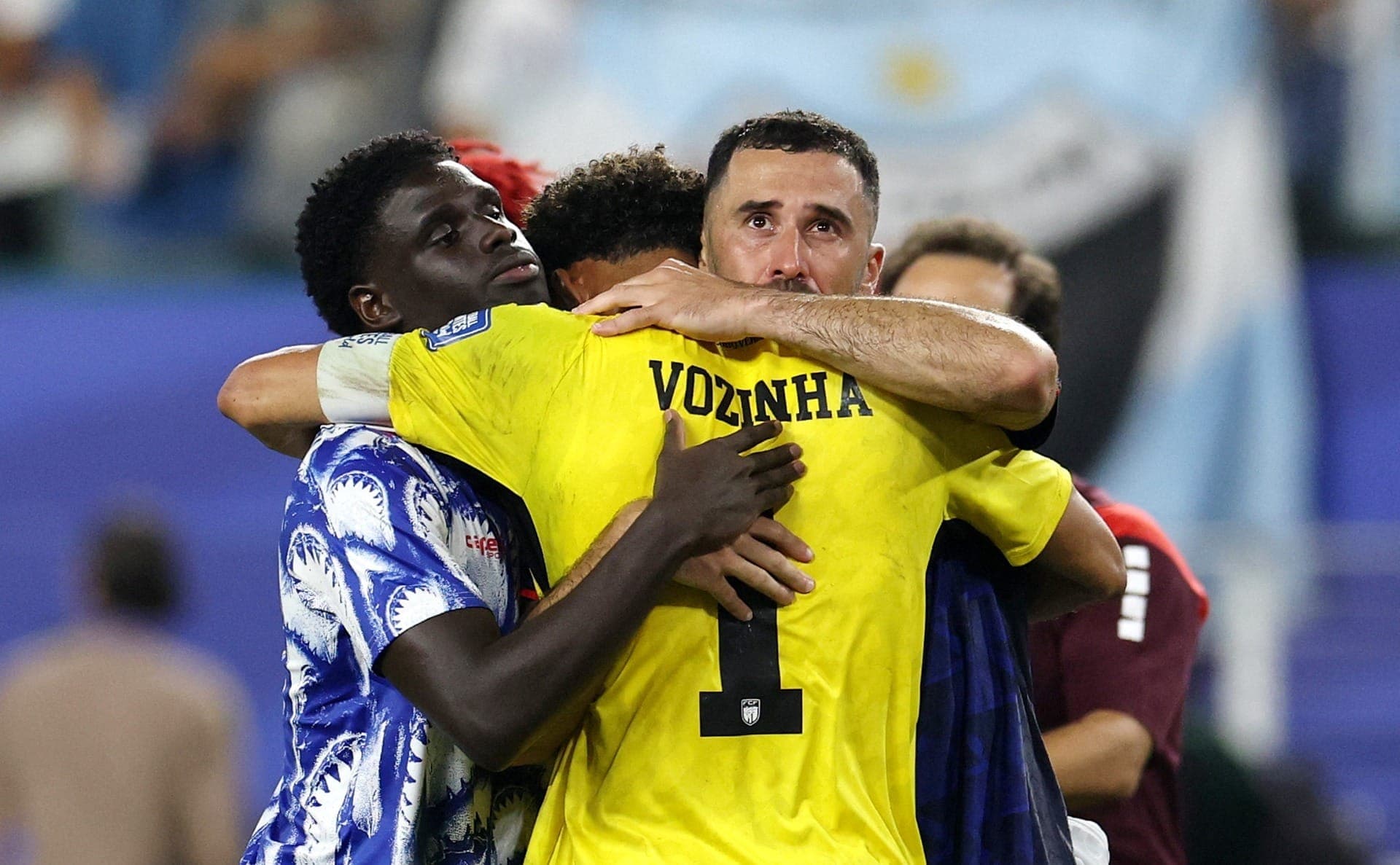 Vozinha, de Cabo Verde, comemora com seus companheiros de equipe após a partida, que marcou a eliminação da seleção cabo-verdiana da Copa do Mundo.
