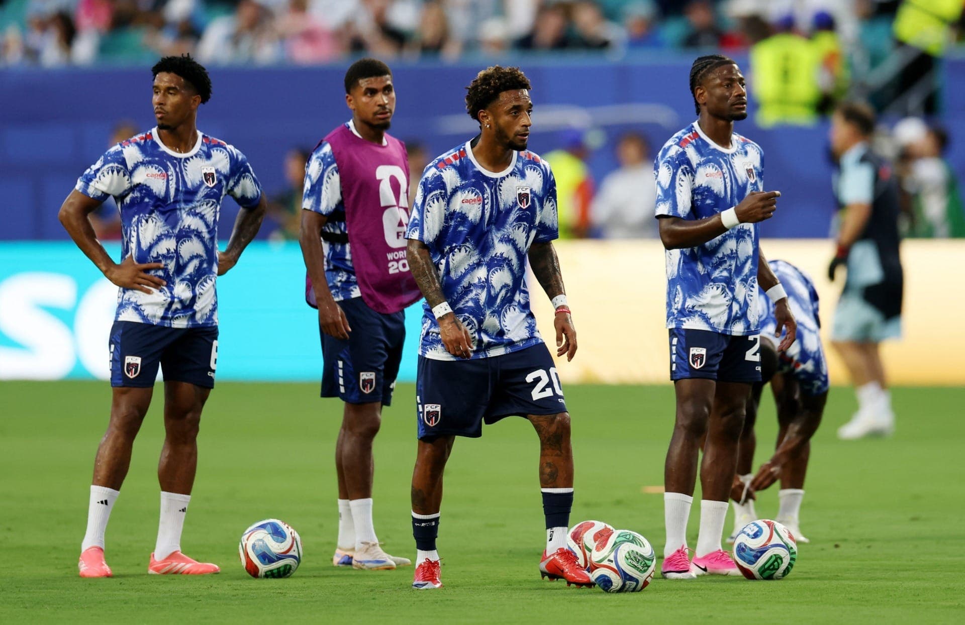 Ryan Mendes, de Cabo Verde, com seus companheiros de equipe durante o aquecimento antes da partida.