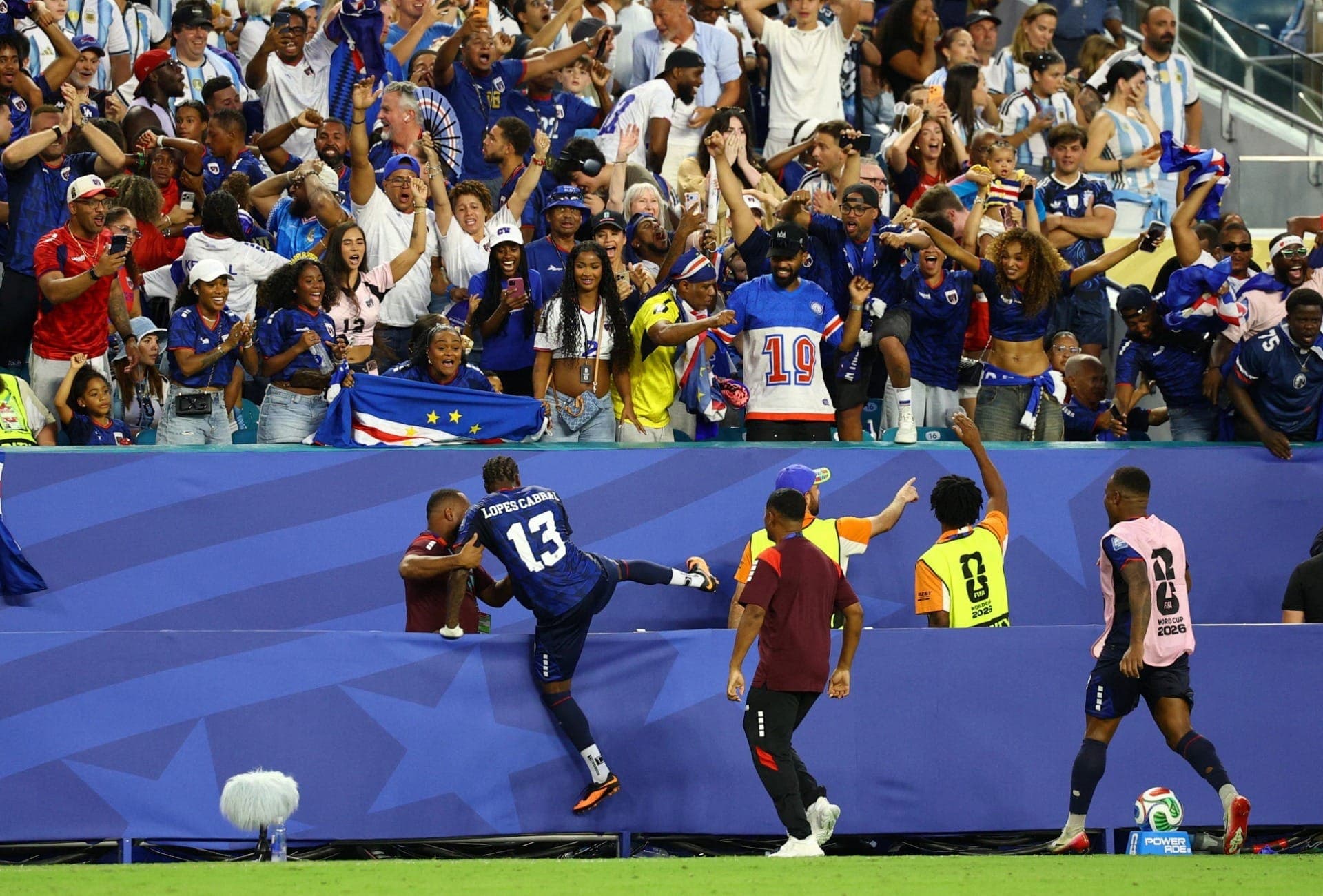 Sidny Lopes Cabral, de Cabo Verde, comemora o segundo gol da equipe.