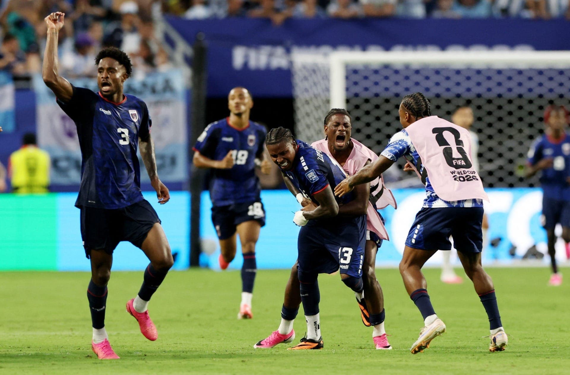Sidny Lopes Cabral, de Cabo Verde, comemora o segundo gol da equipe com seus companheiros.