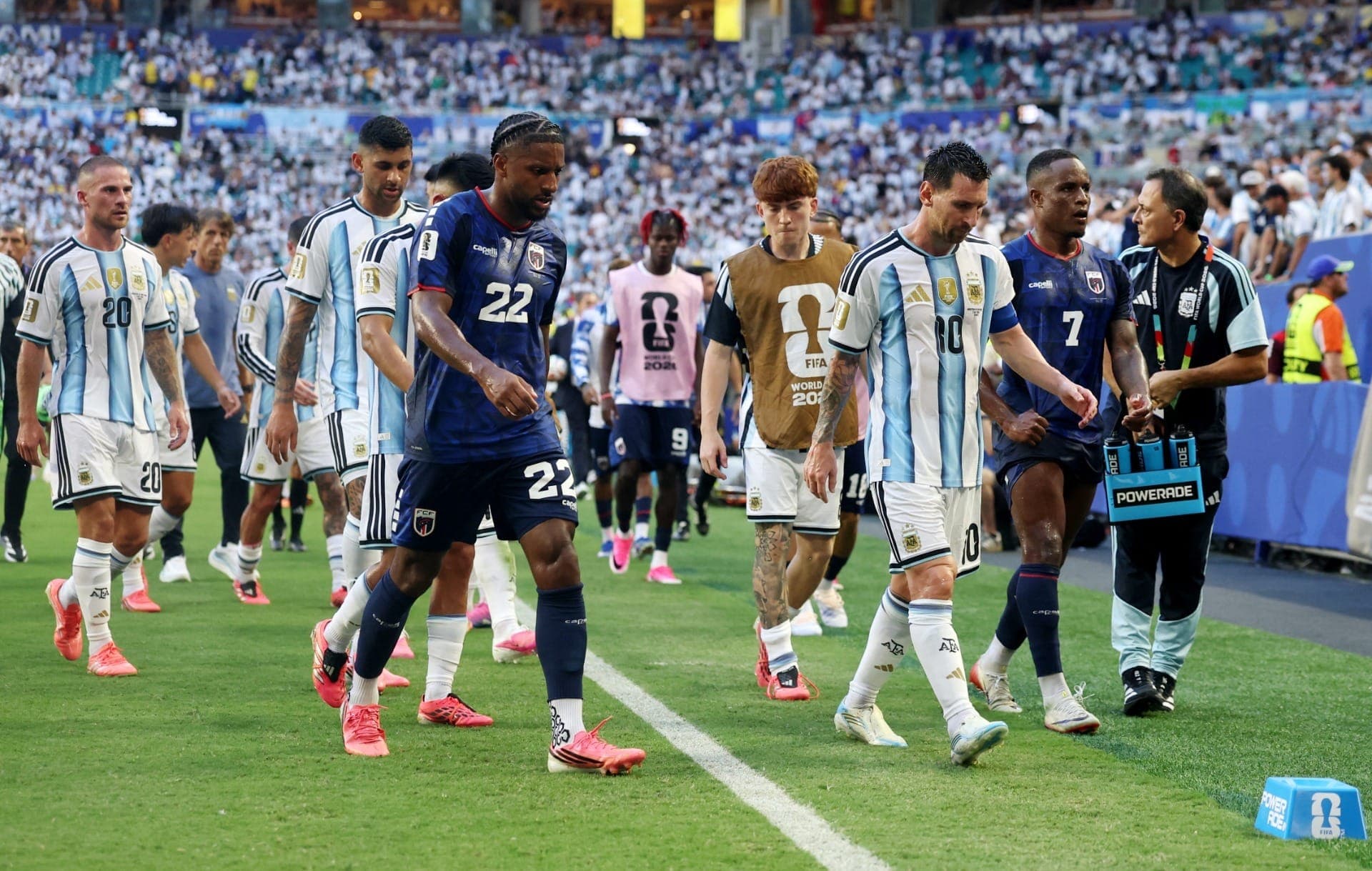 Steven Moreira, de Cabo Verde, e Lionel Messi, da Argentina , ao final do primeiro tempo.