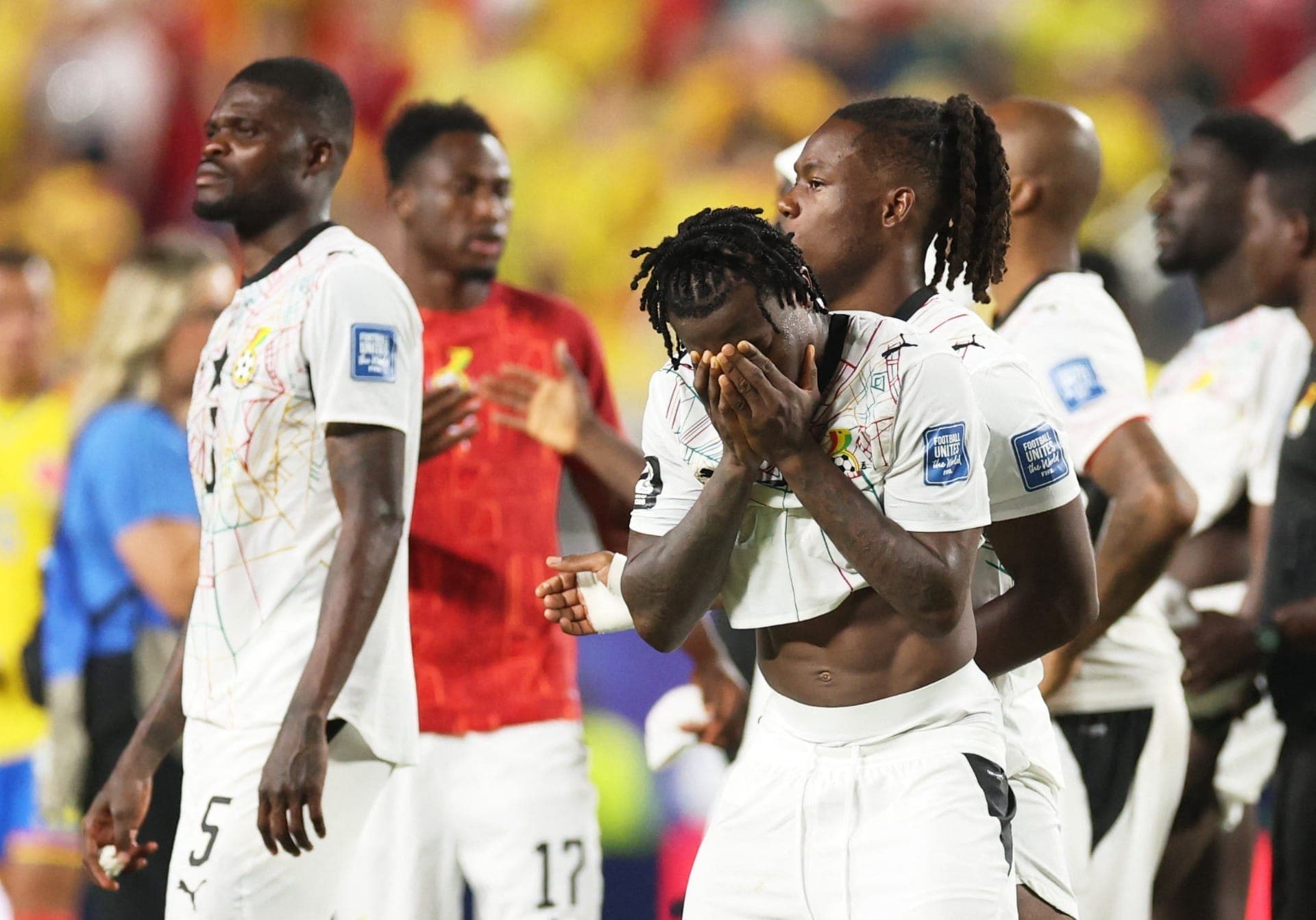 Abdul Fatawu, de Gana, demonstra desânimo após a partida, que marcou a eliminação do país da Copa do Mundo.