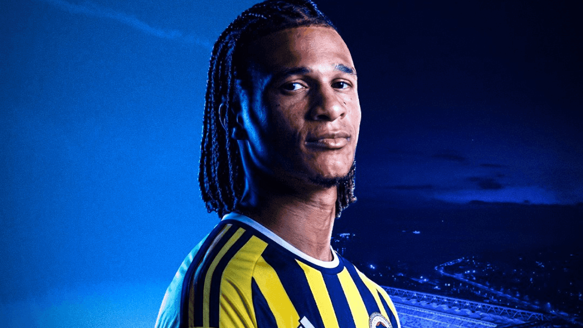 Aké é anunciado pelo Fenerbahçe após passagem pelo City