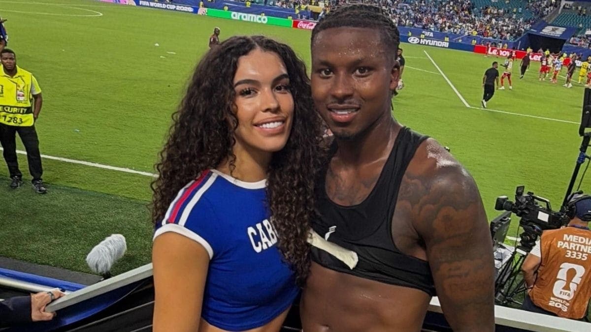 Jayley da Cruz posa ao lado do namorado Sidny Lopes Cabral