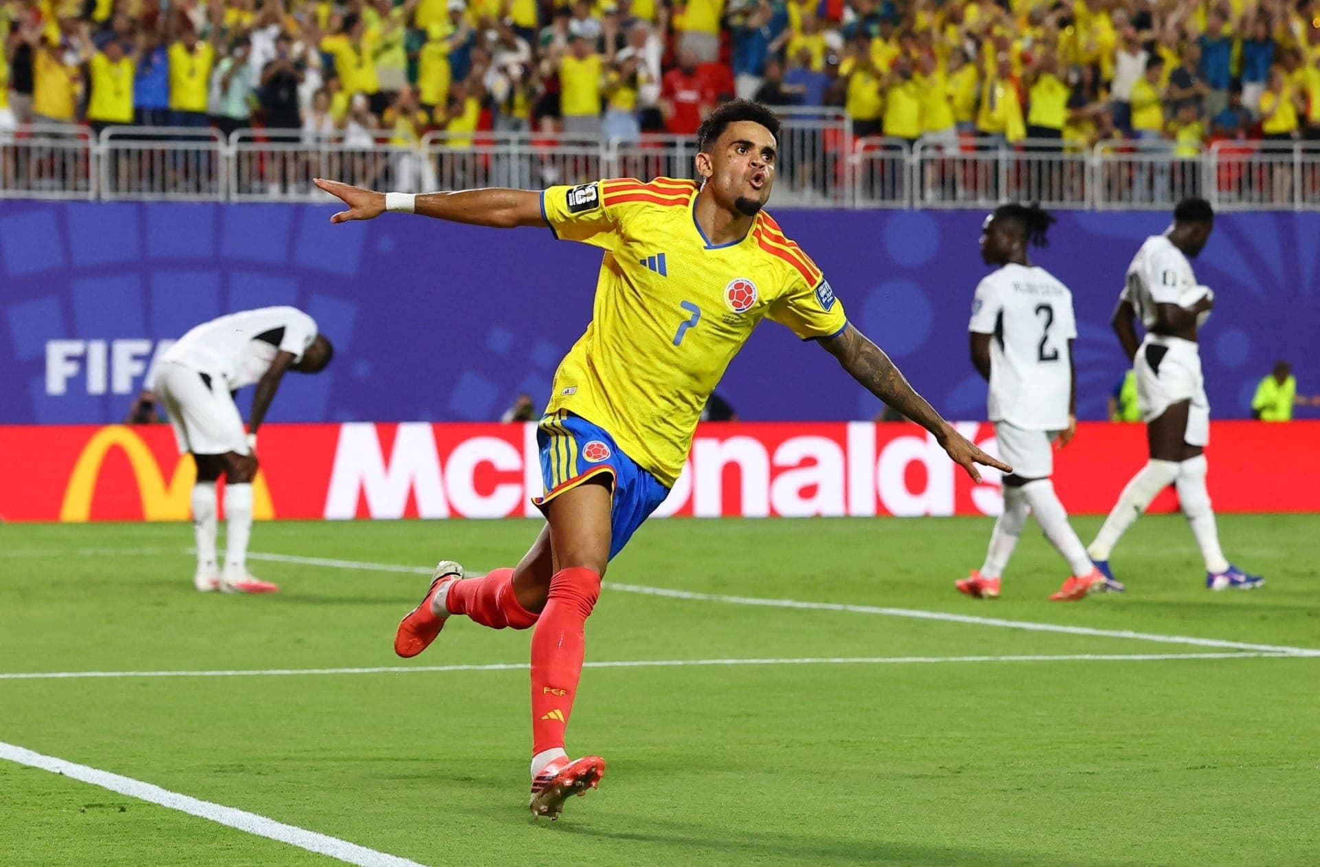 Luis Díaz, da Colômbia, comemora um gol que foi posteriormente anulado.