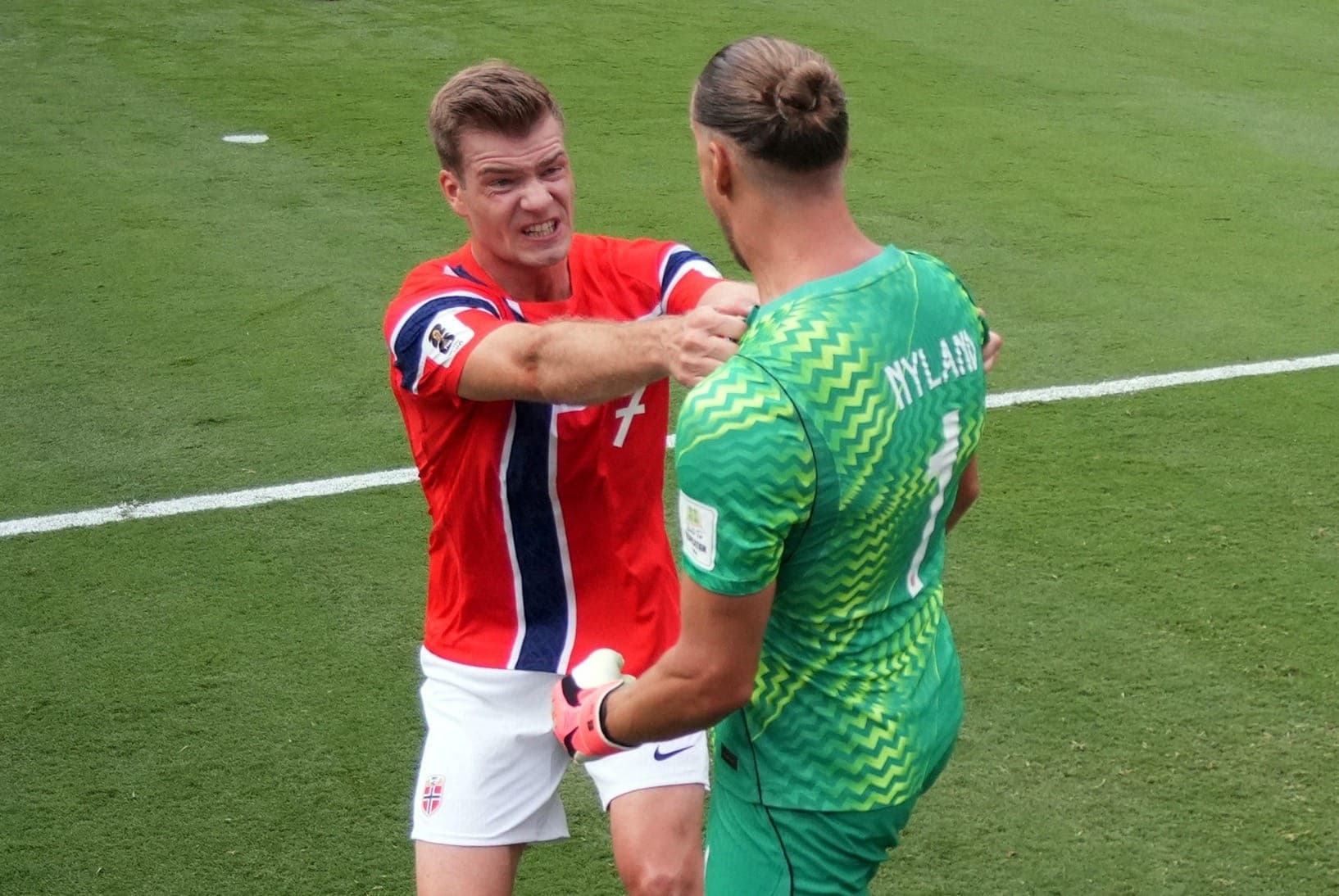 Ajer e Sorloth celebram defesa de pênalti goleiro Norueguês
