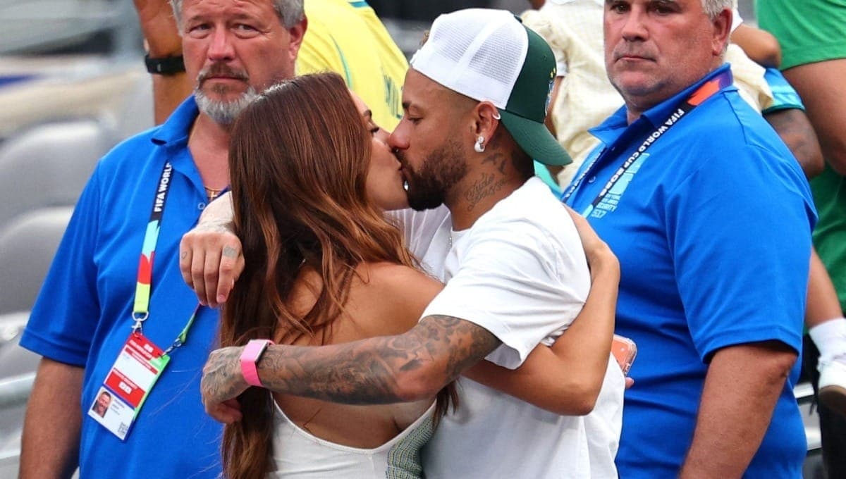 Bruna Biancardi beija Neymar após eliminação da Copa