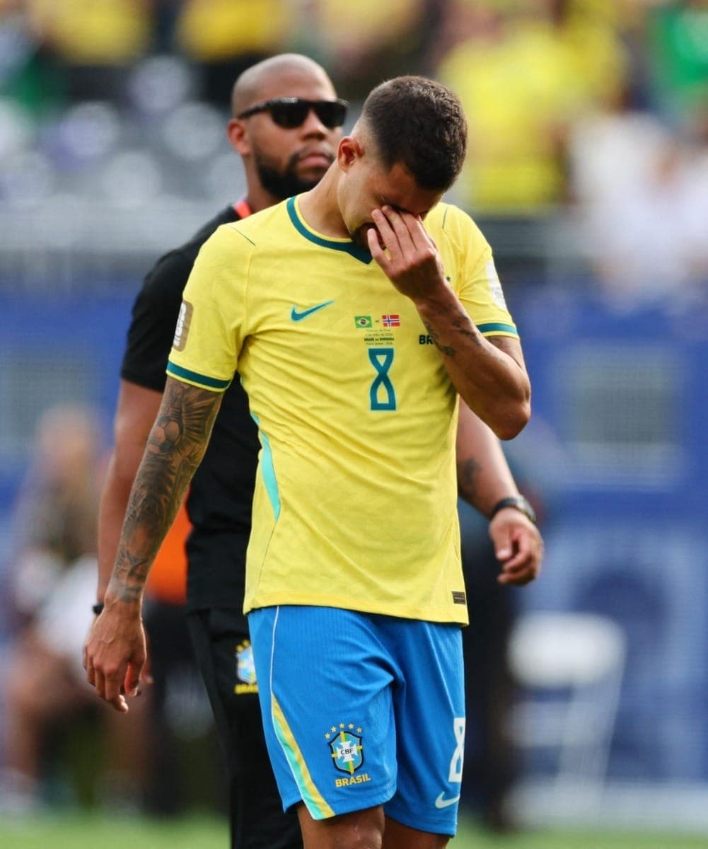 Bruno Guimarães, do Brasil , demonstra desânimo após a partida, que resultou na eliminação da seleção brasileira da Copa do Mundo.