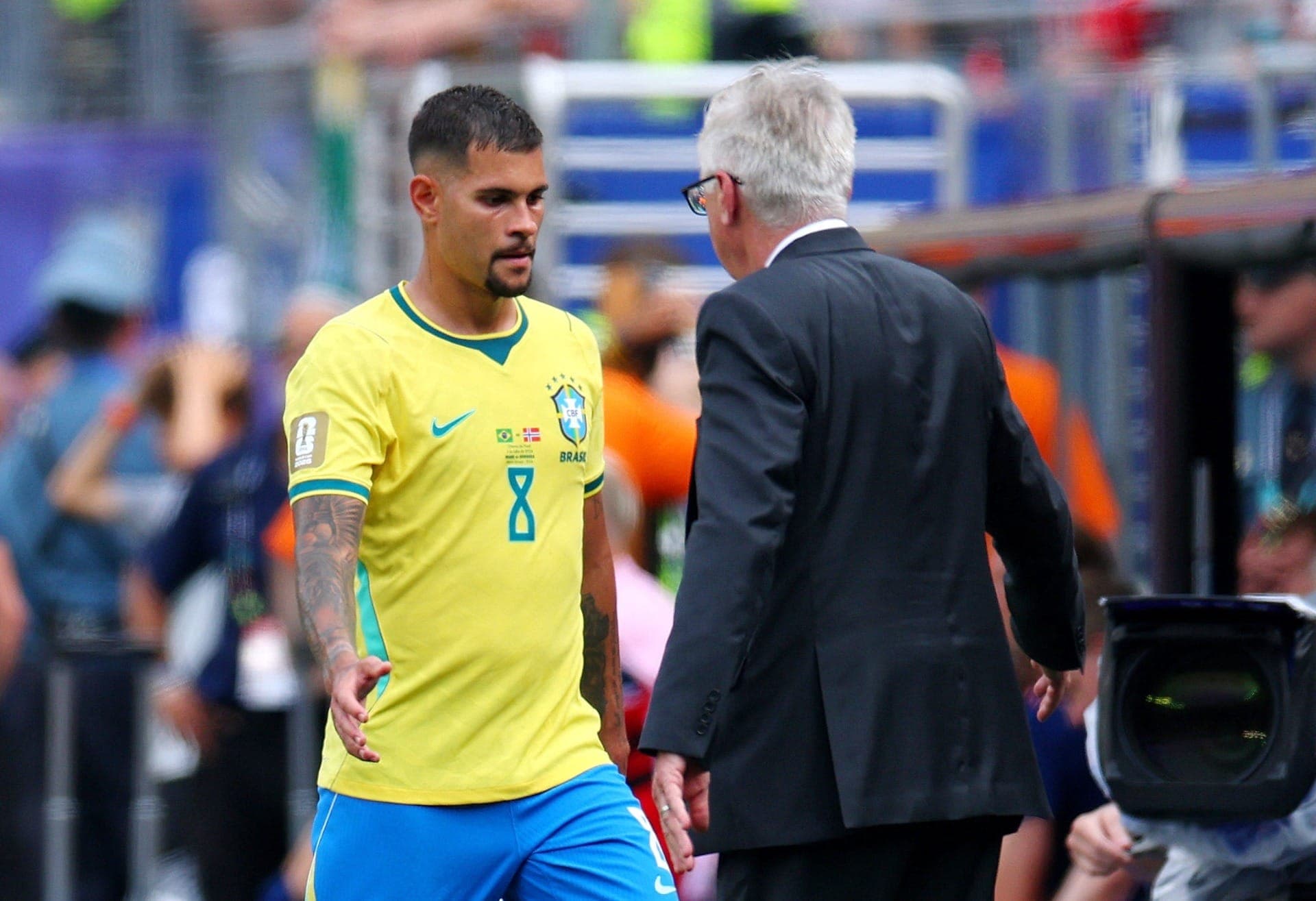Bruno Guimarães é substituído por Éderson