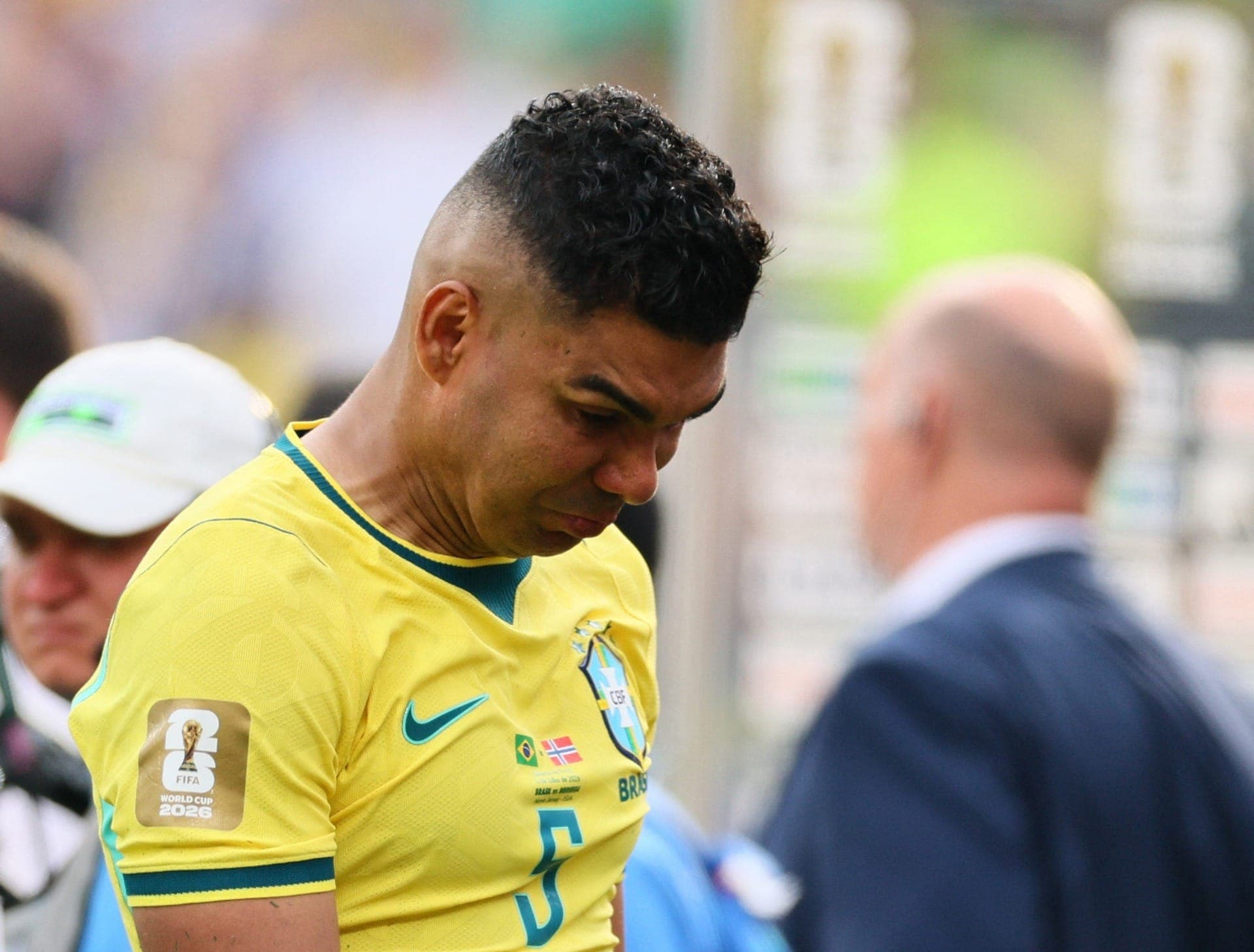 Casemiro lamenta a eliminação do Brasil após a derrota para a Noruega nas oitavas da Copa do Mundo.