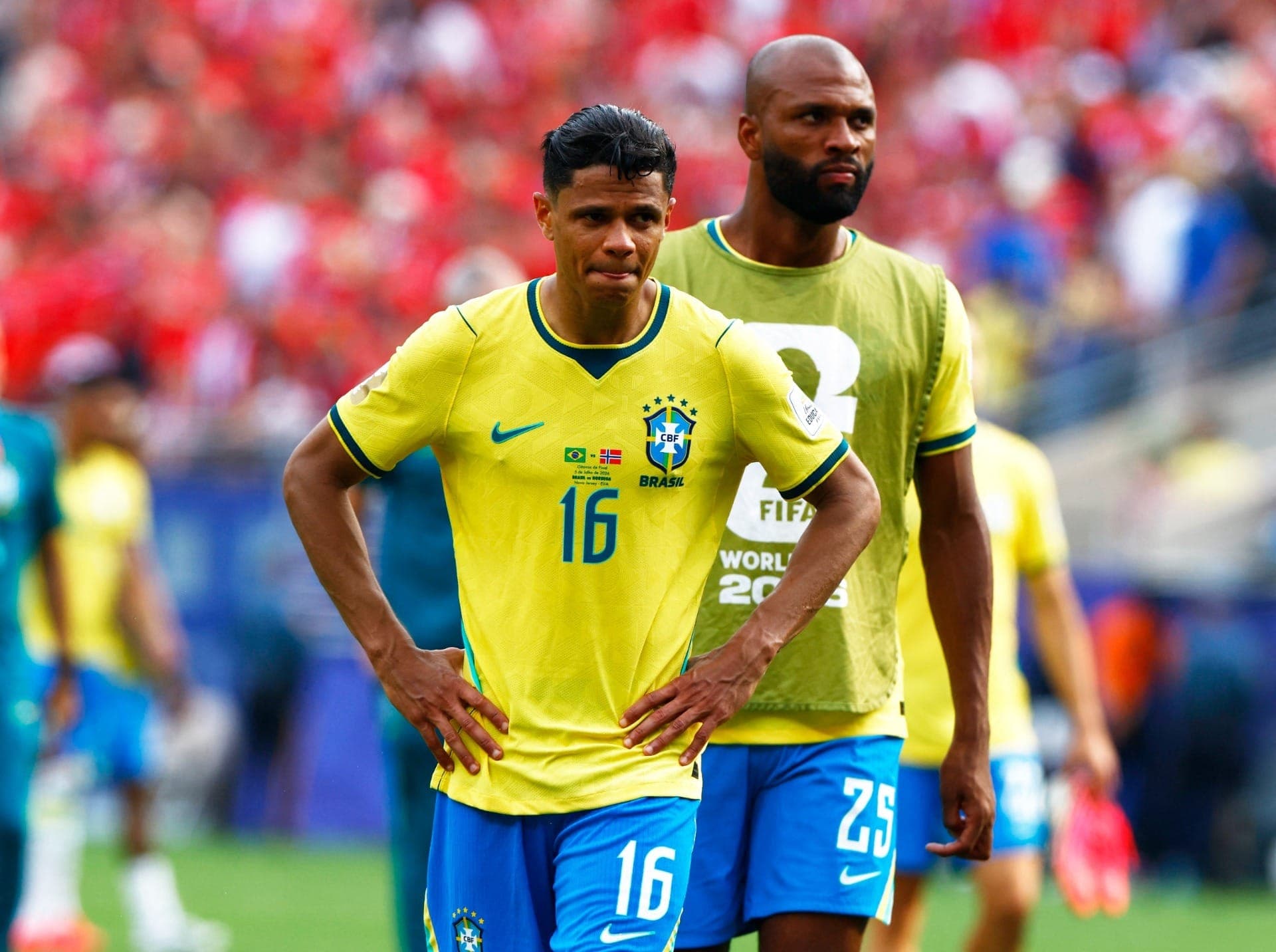 Douglas Santos e Igor Thiago deixam o gramado abatidos após a eliminação da Seleção Brasileira na Copa do Mundo.