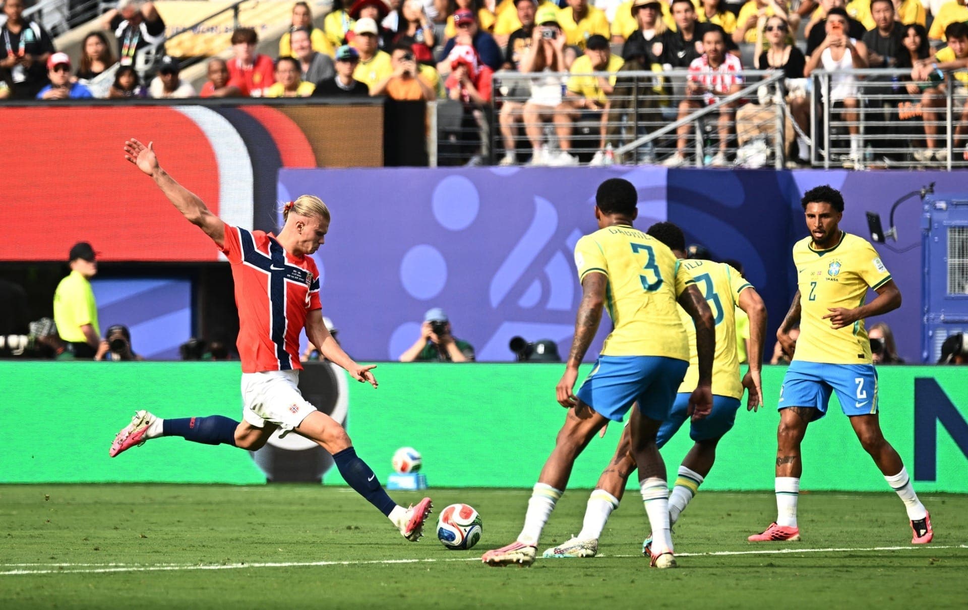 Haaland arruma uma bomba de fora da área para ampliar para a Noruega. Brasil 0 x 2 Noruega