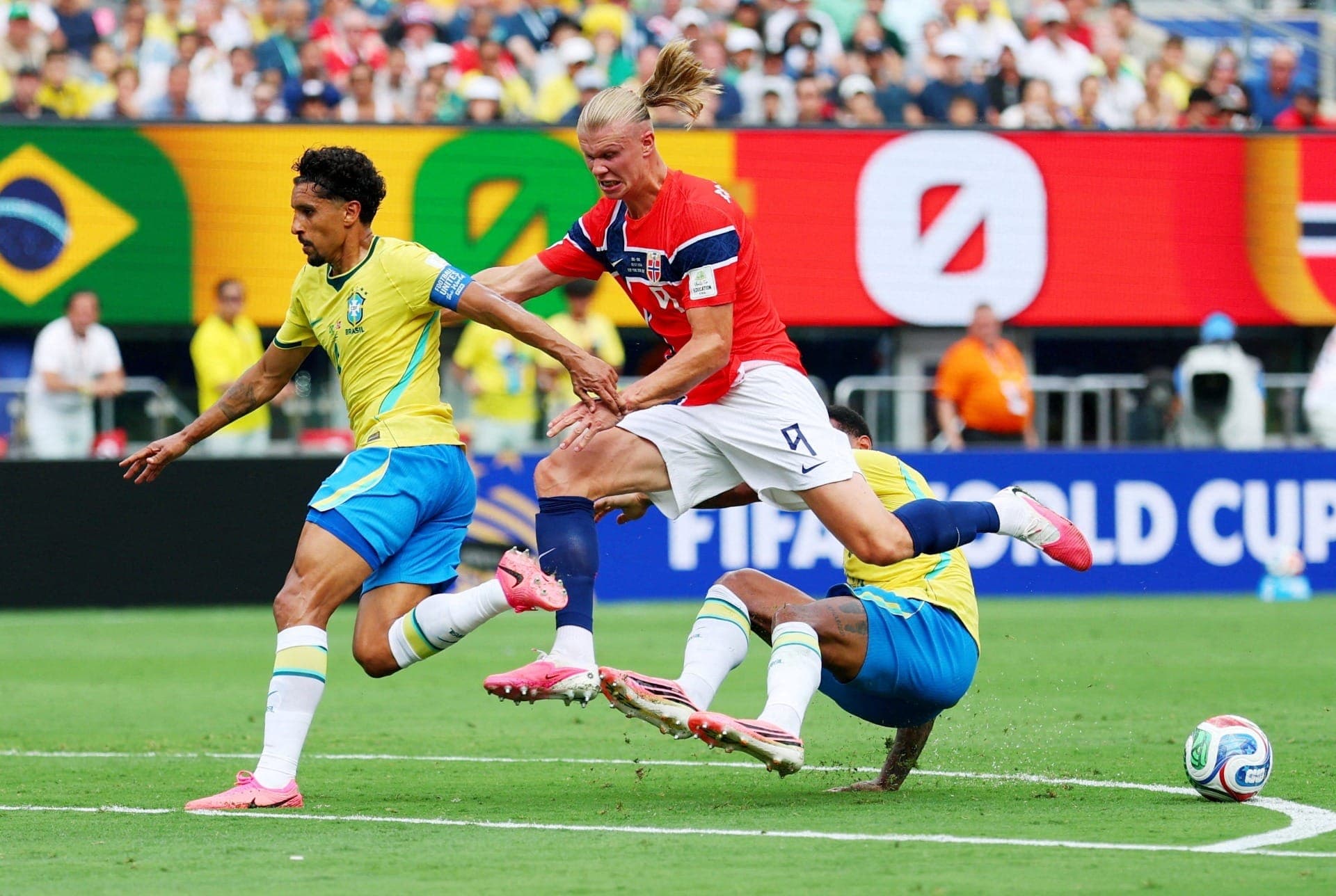 Haaland em dividida com Marquinhos durante o primeiro tempo