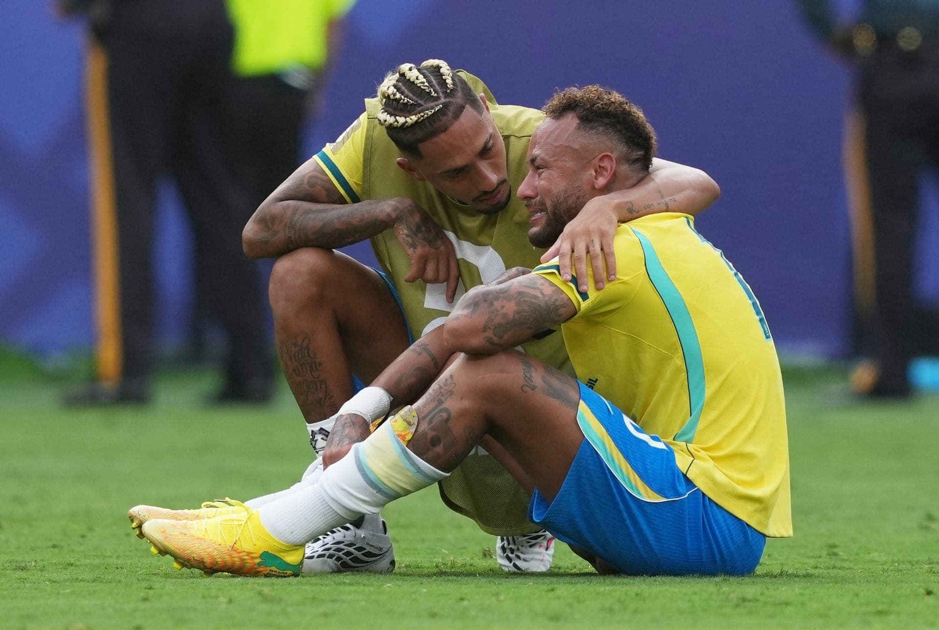 Neymar e Raphinha, do Brasil, demonstram desânimo após a partida, com a eliminação da seleção brasileira da Copa do Mundo.