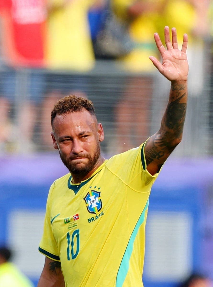 Neymar Jr. demonstra desânimo ao cumprimentar os torcedores após a partida, que marcou a eliminação da seleção brasileira da Copa do Mundo.