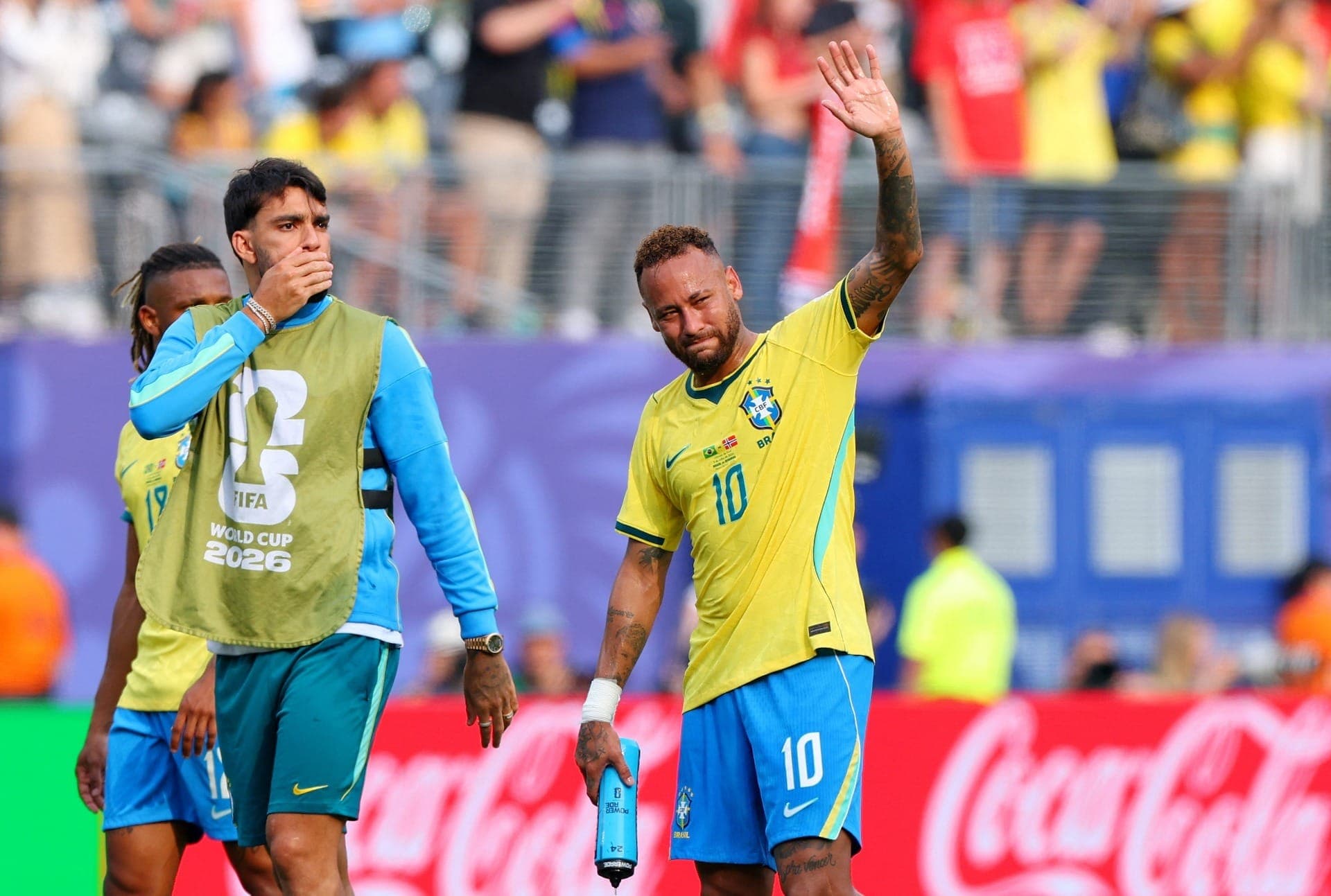Neymar Jr., do Brasil, demonstra desânimo ao cumprimentar os torcedores após a partida, que marcou a eliminação da seleção brasileira da Copa do Mundo.
