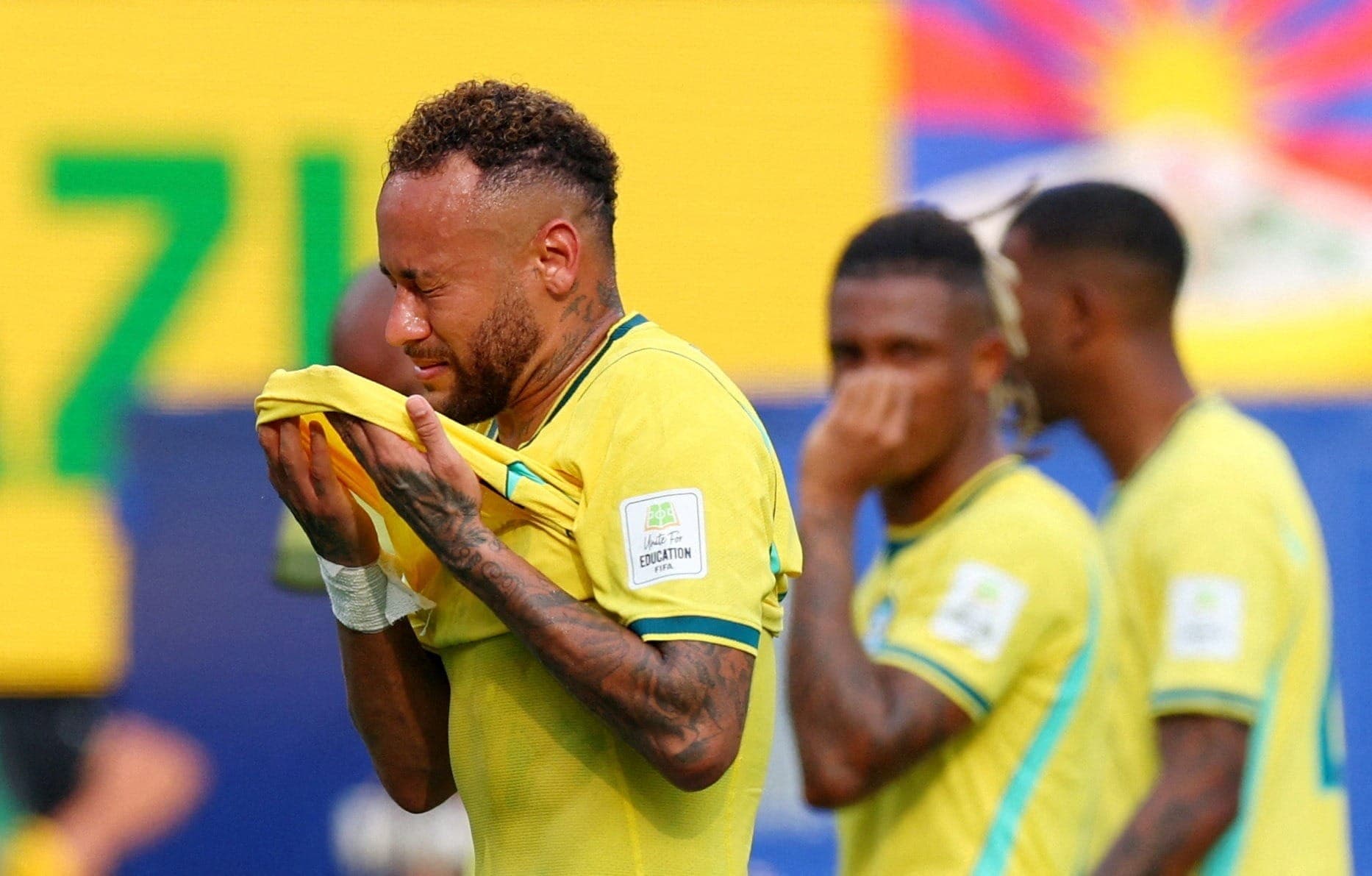 Neymar Jr., do Brasil, demonstra desânimo após a partida, que resultou na eliminação da seleção brasileira da Copa do Mundo.