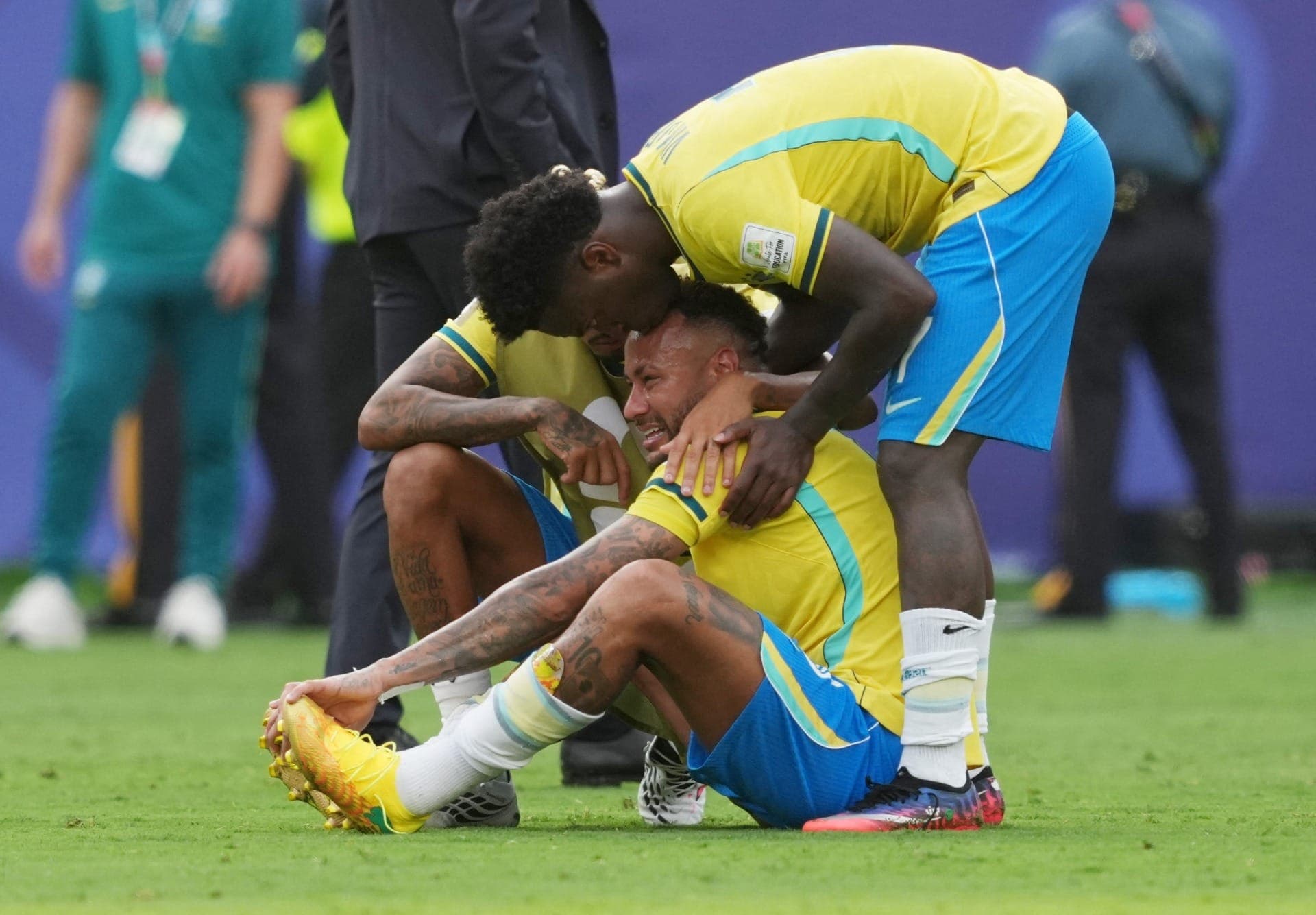 Neymar, Raphinha e Vinicius Junior, do Brasil, demonstram desânimo após a partida, com a eliminação da seleção brasileira da Copa do Mundo.