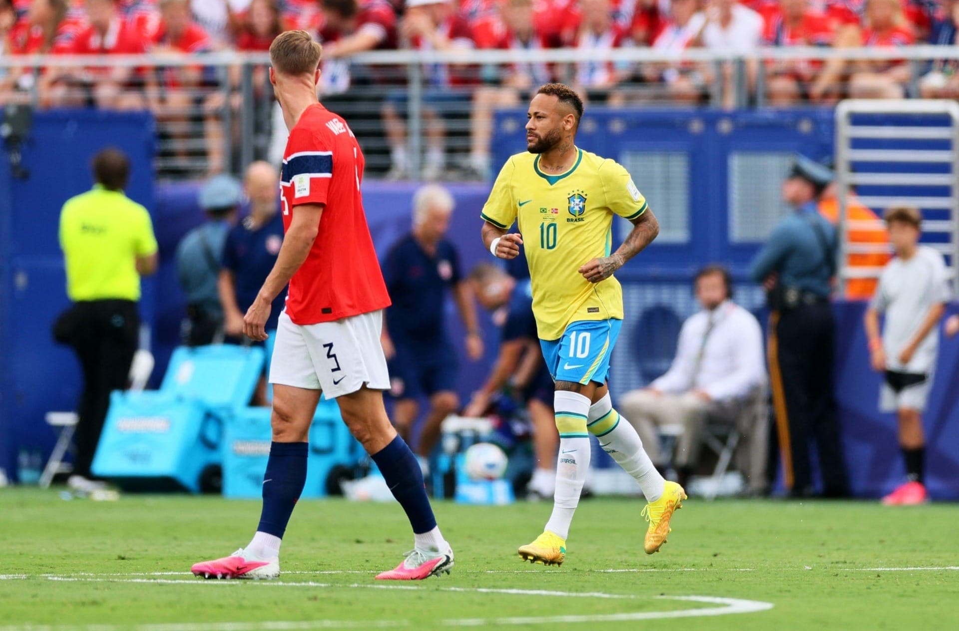 Neymar substitui Gabriel Martinelli no segundo tempo