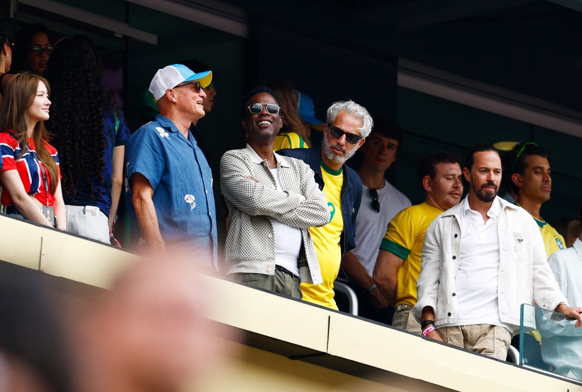 O ator Woody Harrelson e os comediantes Chris Rock e David Baddiel assistiram o Brasil no estádio